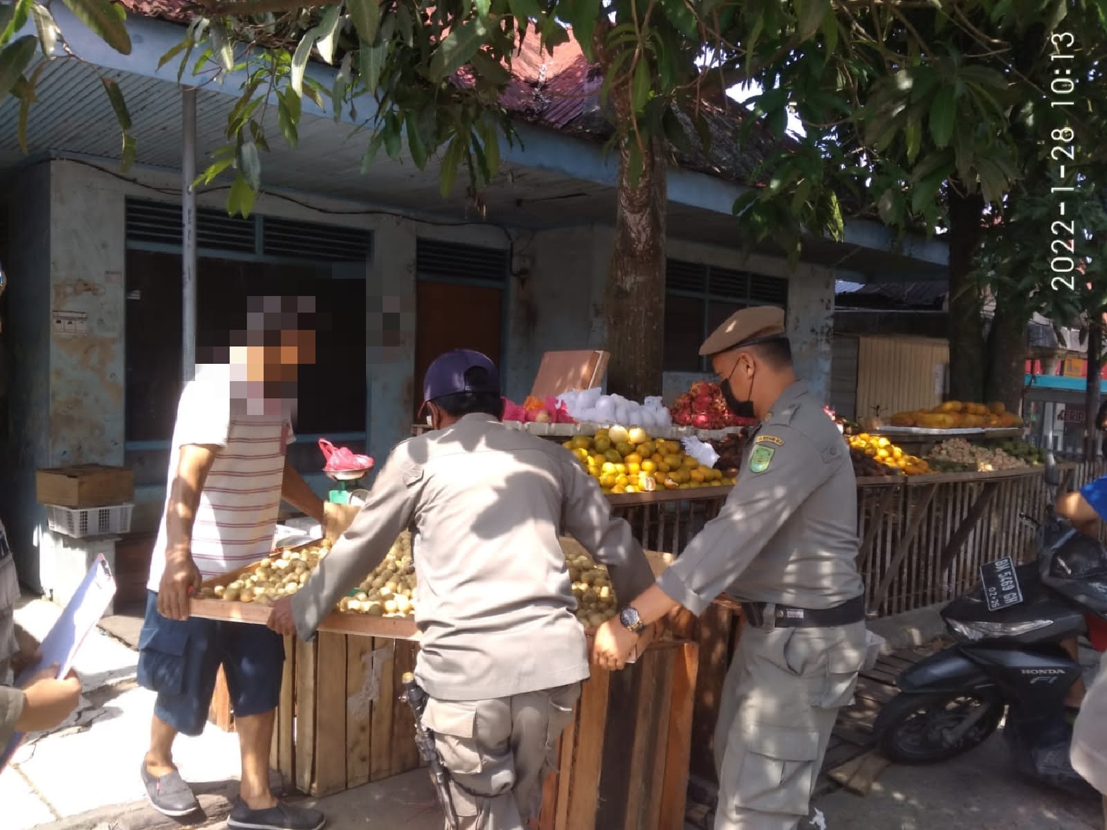 Praja Wibawa Lakukan Pembinaan Terhadap PKL dan Pelaku Usaha di Pasar Dayang Suri