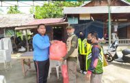 Melalui Bidang Satlinmas, Satpol PP Inhil Salurkan Bantuan Korban Bencana Kebakaran di Kecamatan Keritang