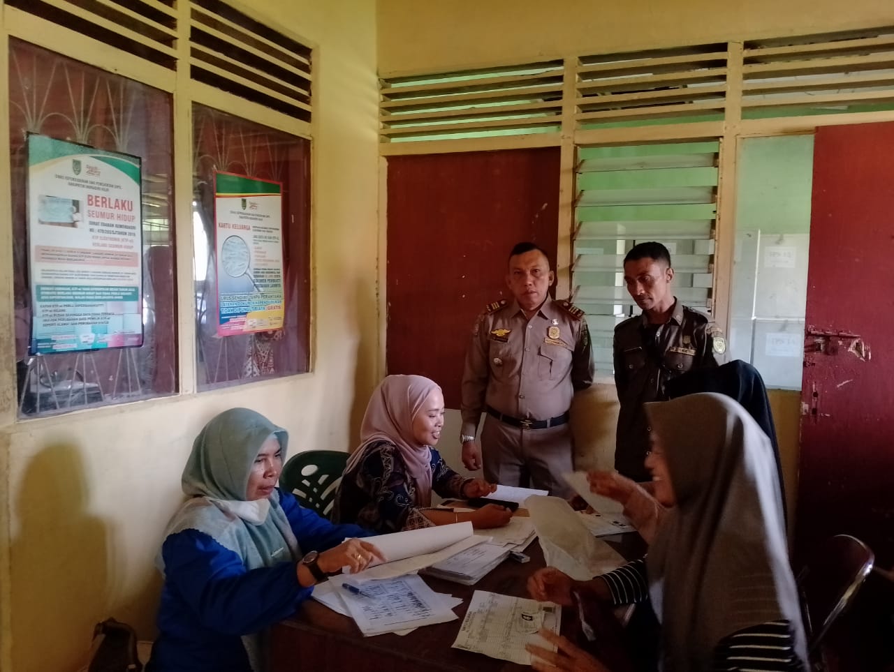 Dibantu 6 Personil Satpol-PP Kecamatan Disduk Pencapil Kabupaten Laksanakan Pemutakhiran Data dan Perubahan Kartu Keluarga di Kantor Camat Reteh