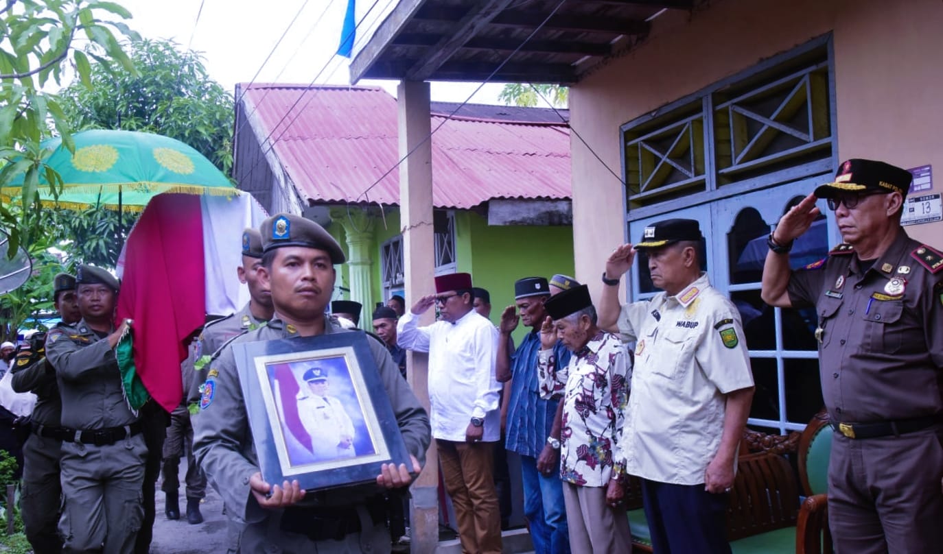 Wakil Bupati Kabupaten Indragiri Hilir Hadiri Prosesi Pemakaman ASN Satpol-PP
